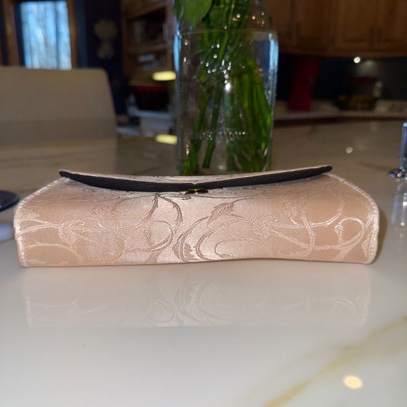 VINTAGE SOFT PINK FABRIC SCROLL PATERN PURSE WITH GOLD CHAIN - Picture 7 of 13